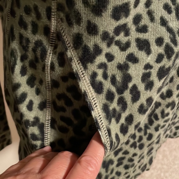 Tommy Bahama Olive green & Black leopard print zip up sweater jacket woman’s SP - Picture 4 of 11